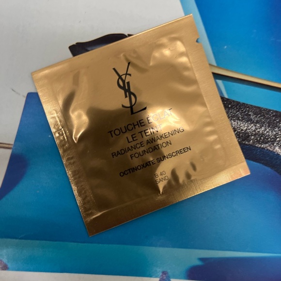 YSL Touche Eclat le Tient Radience Foundation B40 sand new - Picture 3 of 3